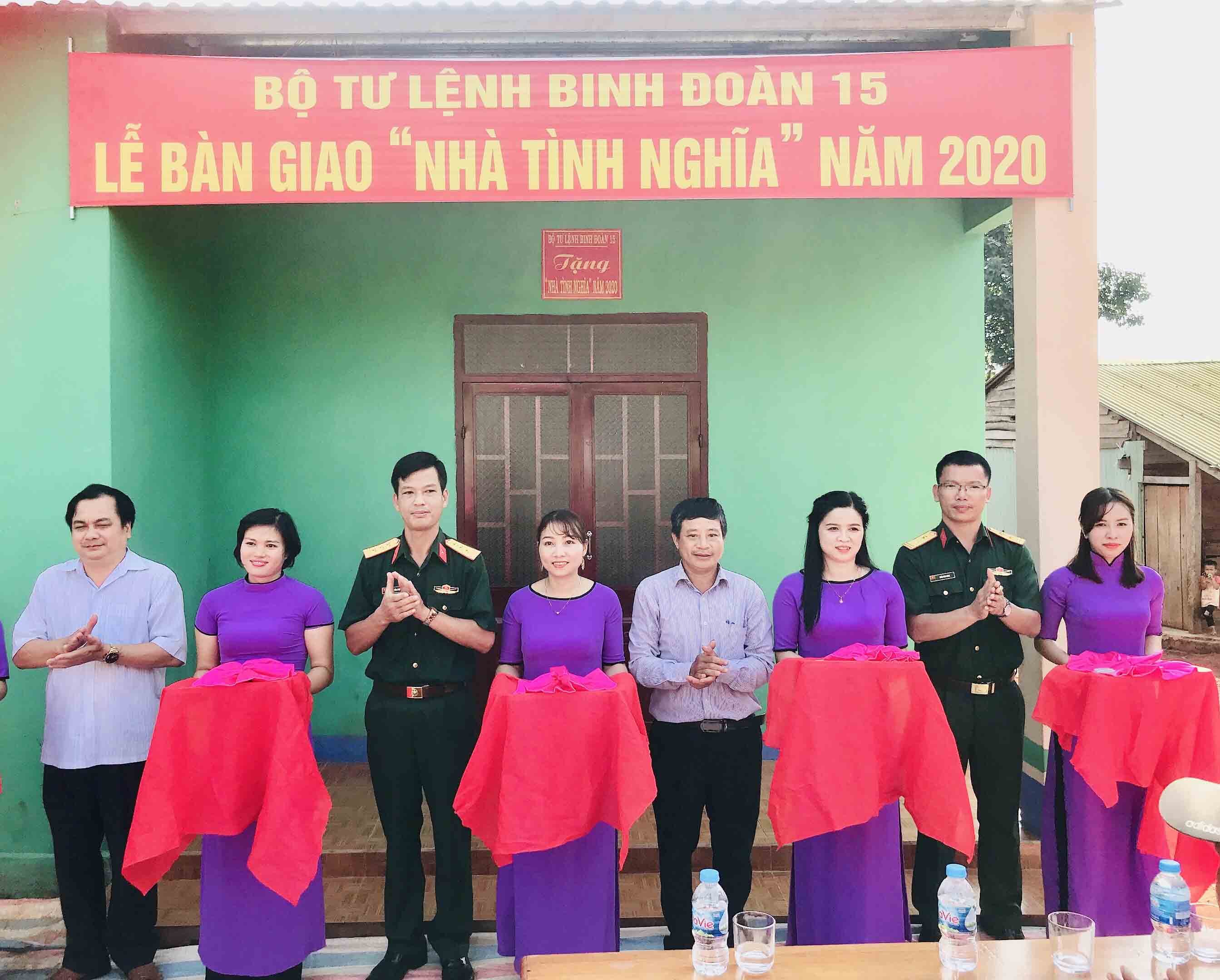 Khánh thành và bàn giao nhà đồng đội, nhà tình nghĩa cho gia đình khó khăn